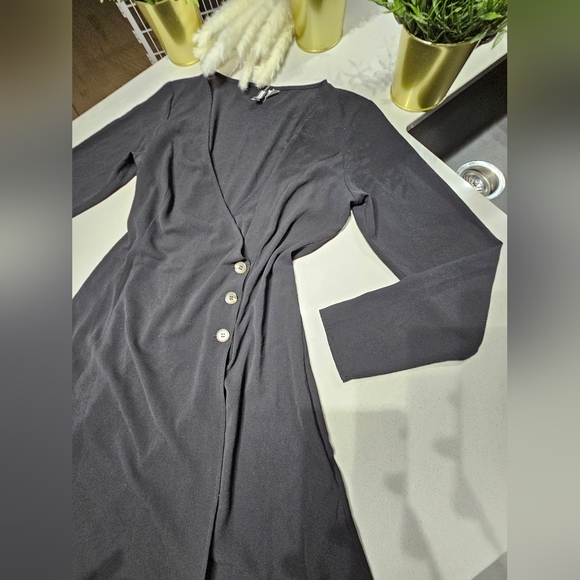 H&M Jolie petite robe noir fluide, coupe en A, à manches longues - Picture 2 of 5